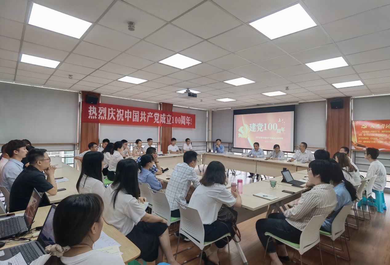 重庆时时彩官网
师生开展深入学习贯彻习近平总书记在庆祝中国共产党成立100周年大会上的重要讲话精神座谈会
