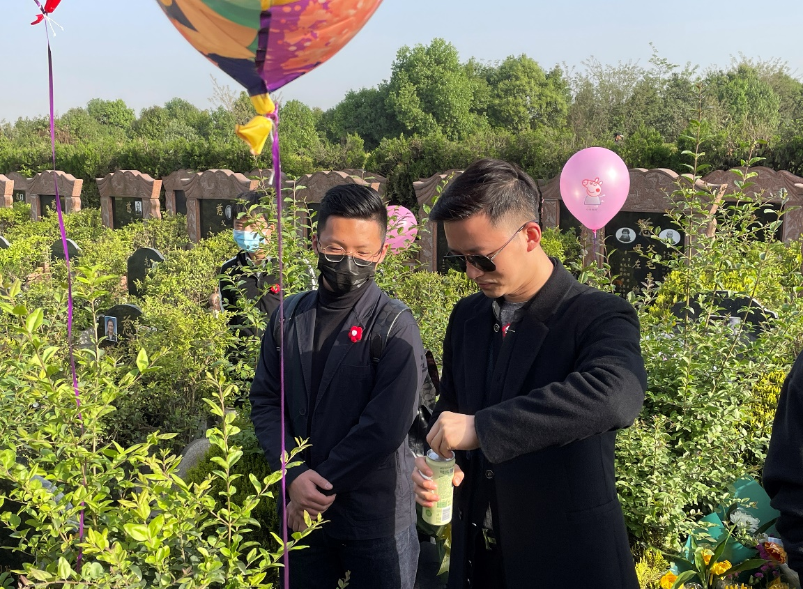 重庆时时彩官网
老师带领学生参加死亡生命教育活动