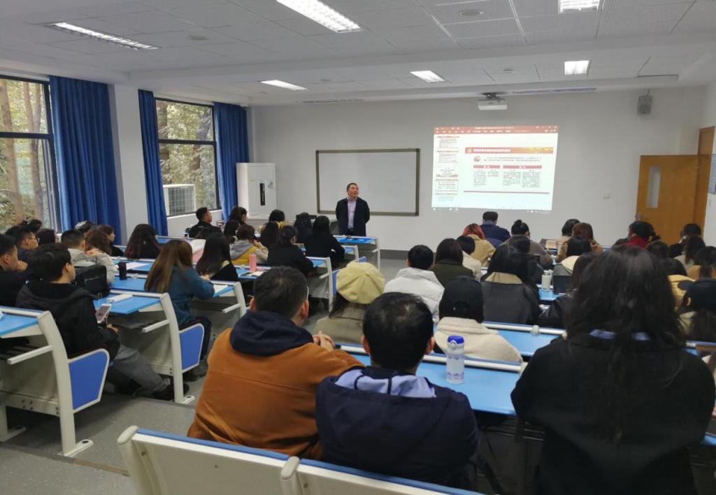 重庆时时彩官网
副院长邓湘树为师生讲授思想政治理论专题课